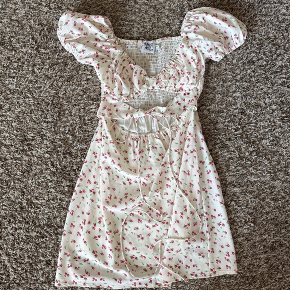 ✨ Princess Polly Floral Cutout Dress ✨ - Picture 2 of 4